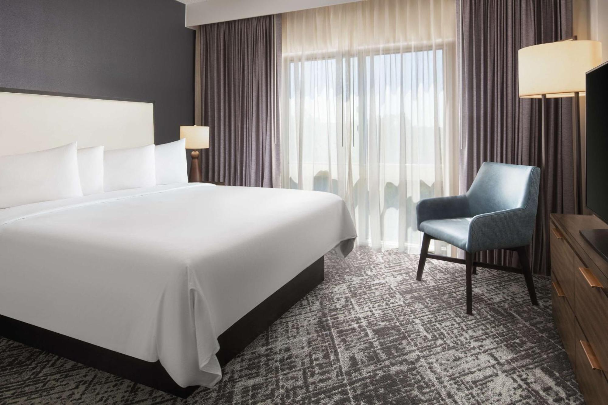 Queen Suite - Mobility Accessible with Tub